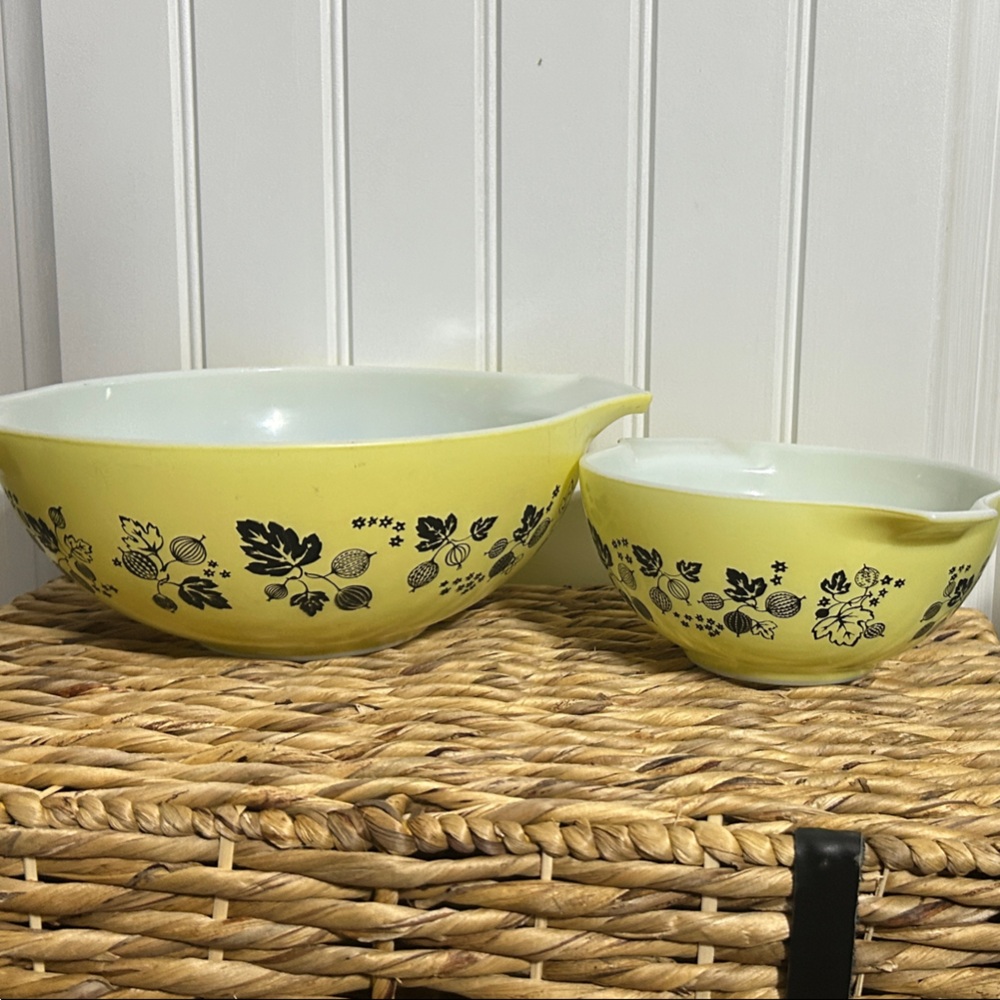 Pyrex Yellow Mixing Bowls Set